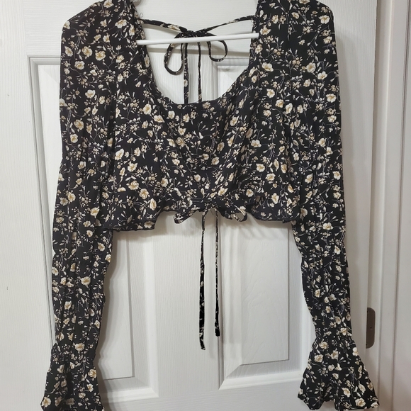 🐸$2🐸Floral Crop Blouse - Picture 1 of 6
